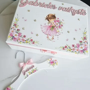 Krikšto dėžutė ir pakaba „Mergaitė tarp gėlių“