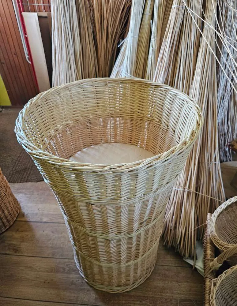 Aukšta grindų pintinė, šviesaus pynimo