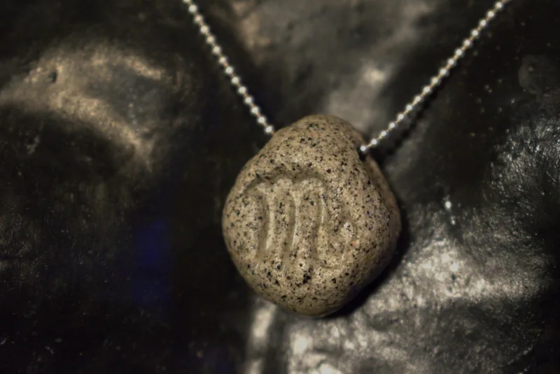 Rankų darbo keramikinis pakabukas „Zodiako ženklas skorpionas“ su sidabrine grandinėle