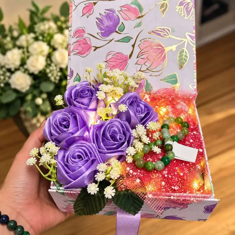 🎁 Dovanų rinkinys su agato apyranke ir satino rožėmis