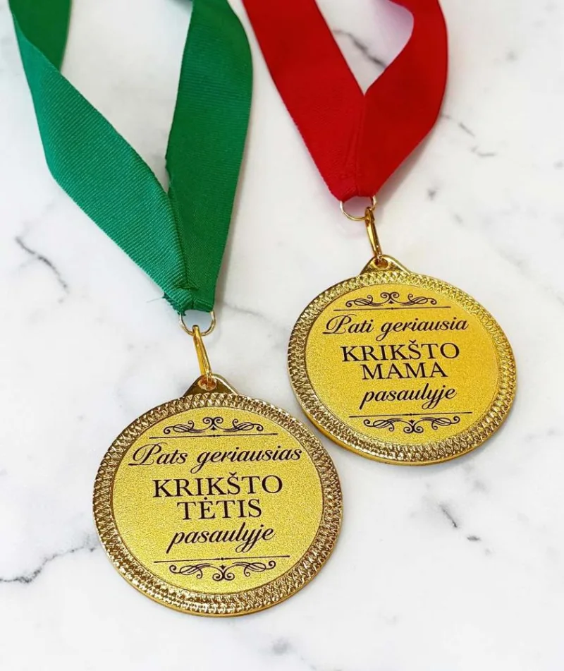Metaliniai medaliai „Pats geriausias krikšto tėtis pasaulyje“ ir „Pati geriausia krikšto mama pasaulyje“