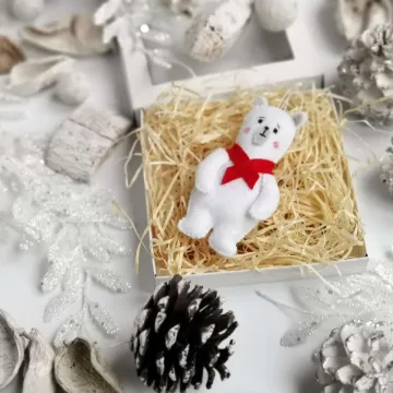 Kalėdinės eglutės dekoracija, rankų darbo žaisliukas Balta Meška 1 vnt.