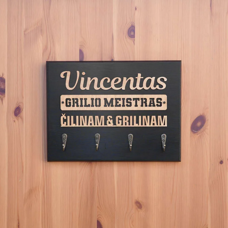 Vardinė medinė kabykla griliaus įrankiams · 2