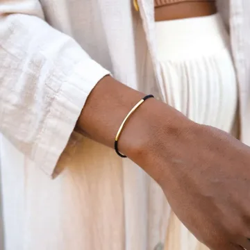 Juodo siūlo apyrankė su auksu