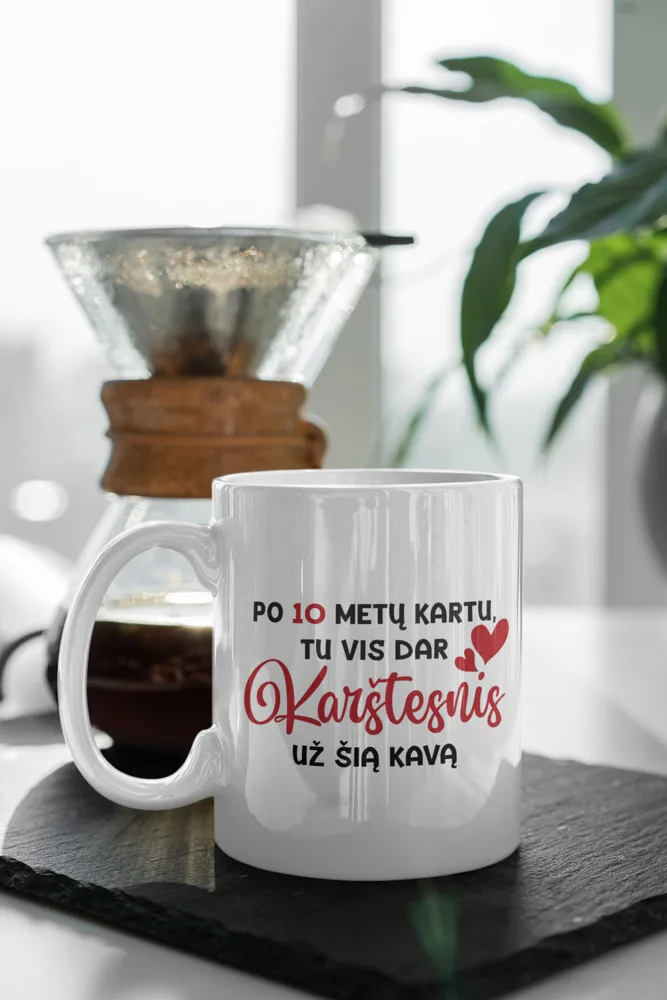 Standartinis puodelis „Po 10 metų kartu, tu vis dar karštesnis/karštesnė už šią kavą“