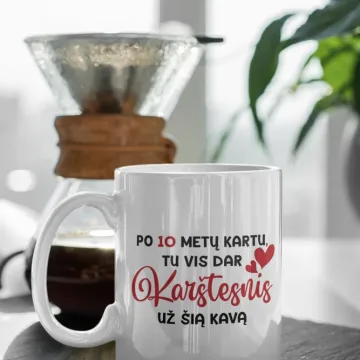 Standartinis puodelis „Po 10 metų kartu, tu vis dar karštesnis/karštesnė už šią kavą“