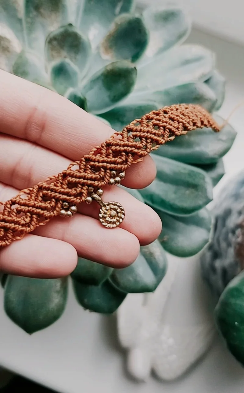 Macrame kojos apyrankė