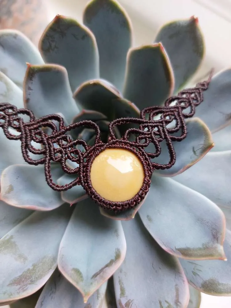 Macrame kaklo papuošalas su jaspiu