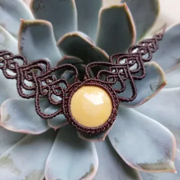 Macrame kaklo papuošalas su jaspiu