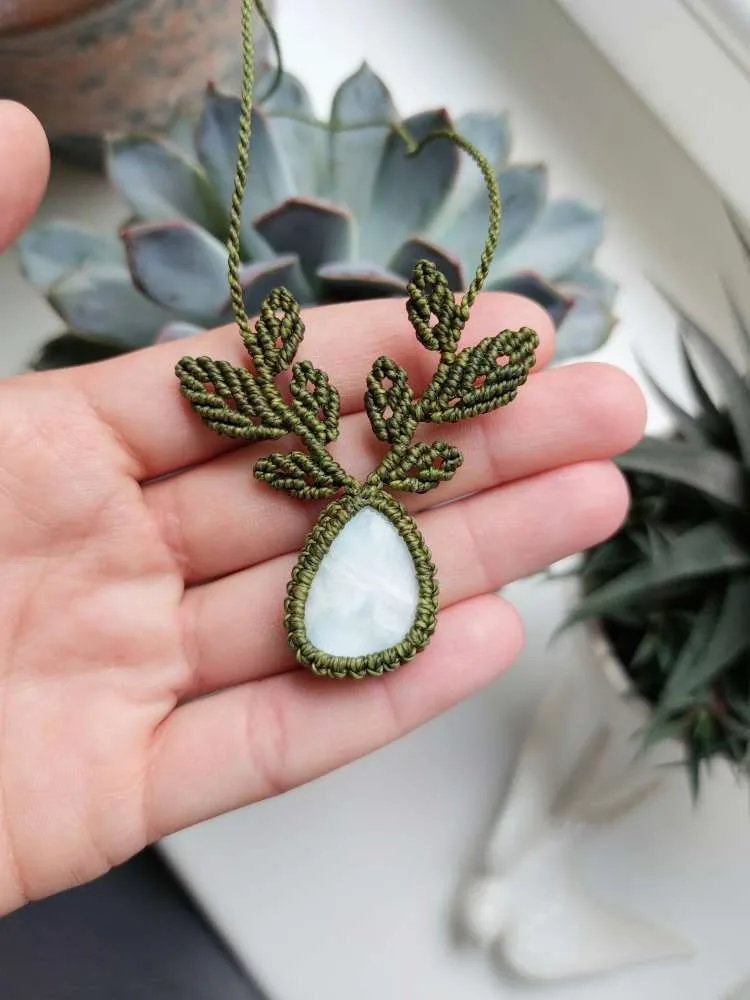 Macrame pakabutis su Larimar akmeniu