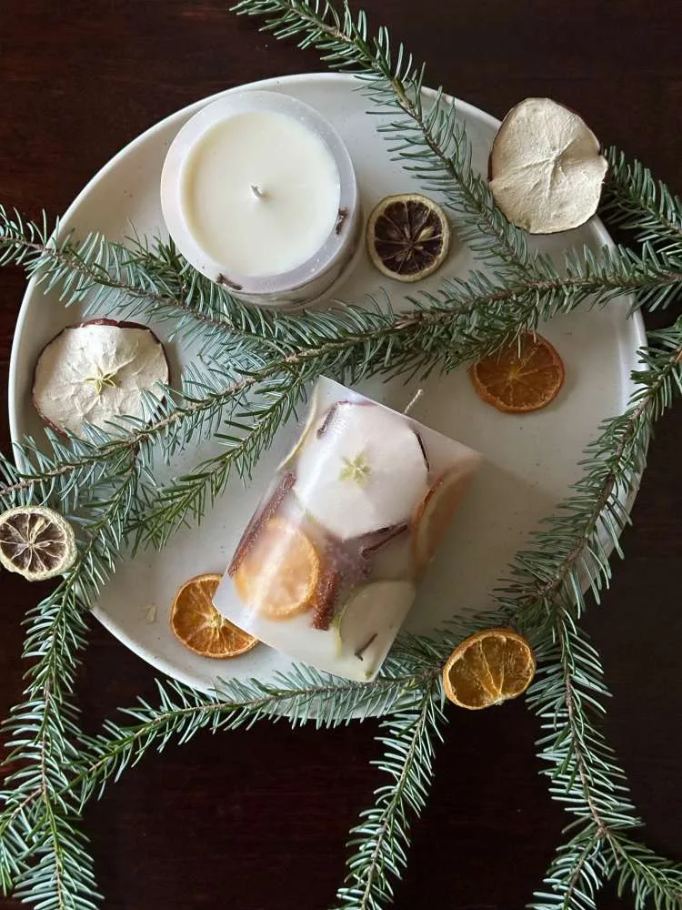 Kalėdų žvakė, rankų darbo sojų vaško žvakė su apelsinų, obuolių ir cinamono aromatu – šventinė kvapioji žvakė, jauki žiemos dovanų dėžutė jai