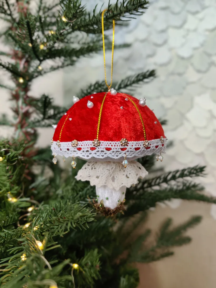 Rankų darbo eglutės žaisliukas „Musmirė“