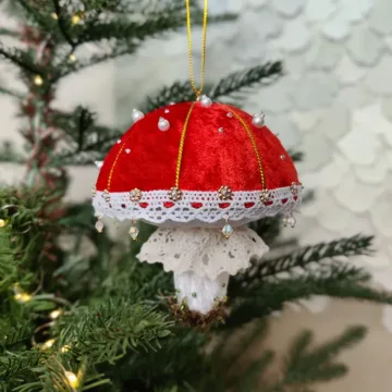Rankų darbo eglutės žaisliukas „Musmirė“