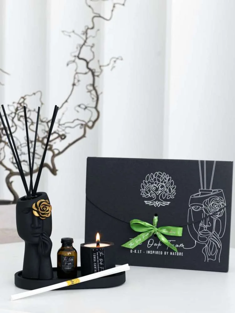 DOVANŲ RINKINYS: Rankų darbo figūrėlė „SHY" su auksine gėlyte, 2x20ml buteliukai su FLOWERLAND aromatu,  45g žvakė Wonder Berries kvapo, gipsinis padėkliukas, 2 lazdelių komplektai