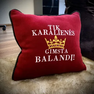 Pagalvė „Tik karalienės gimsta balandį!"