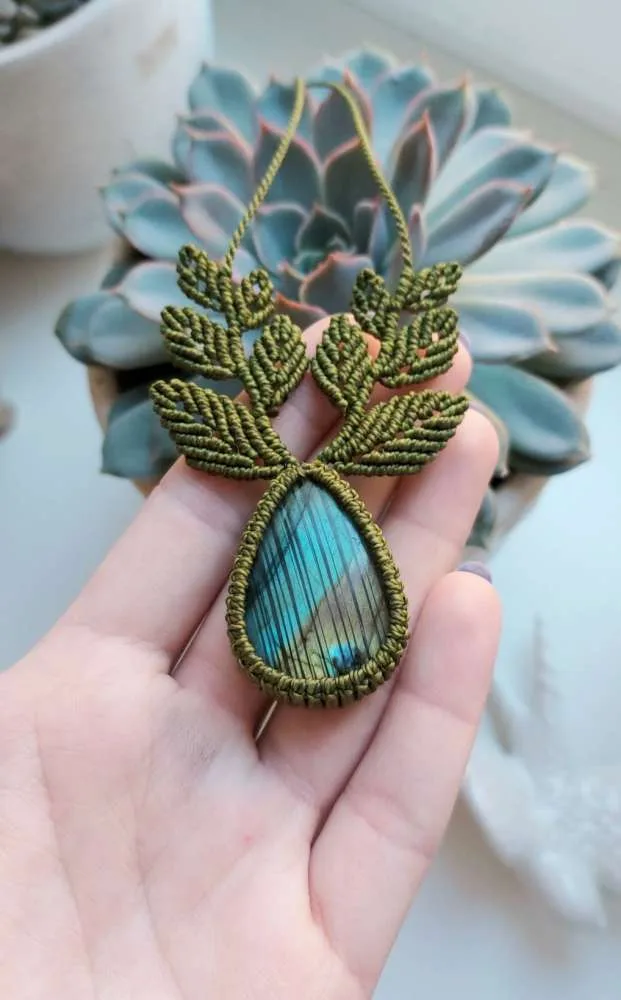 Macrame kaklo papuošalas su natūraliu Labradoritu