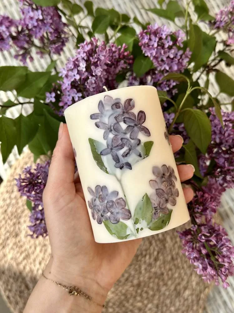 Rankų darbo botaninė žvakė su tikrais alyvų žiedais