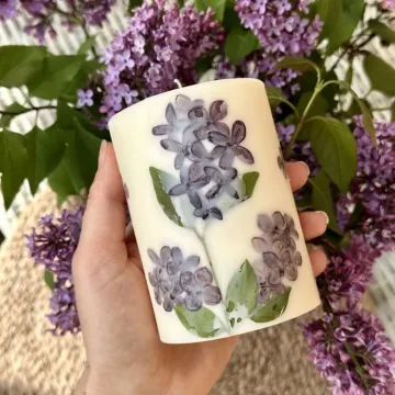 Rankų darbo botaninė žvakė su tikrais alyvų žiedais