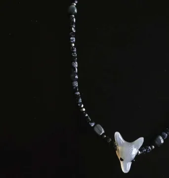 Vilko vėrinys su Pilku Agatu, Sakalo Akimi ir Snieginiu Obsidianu
