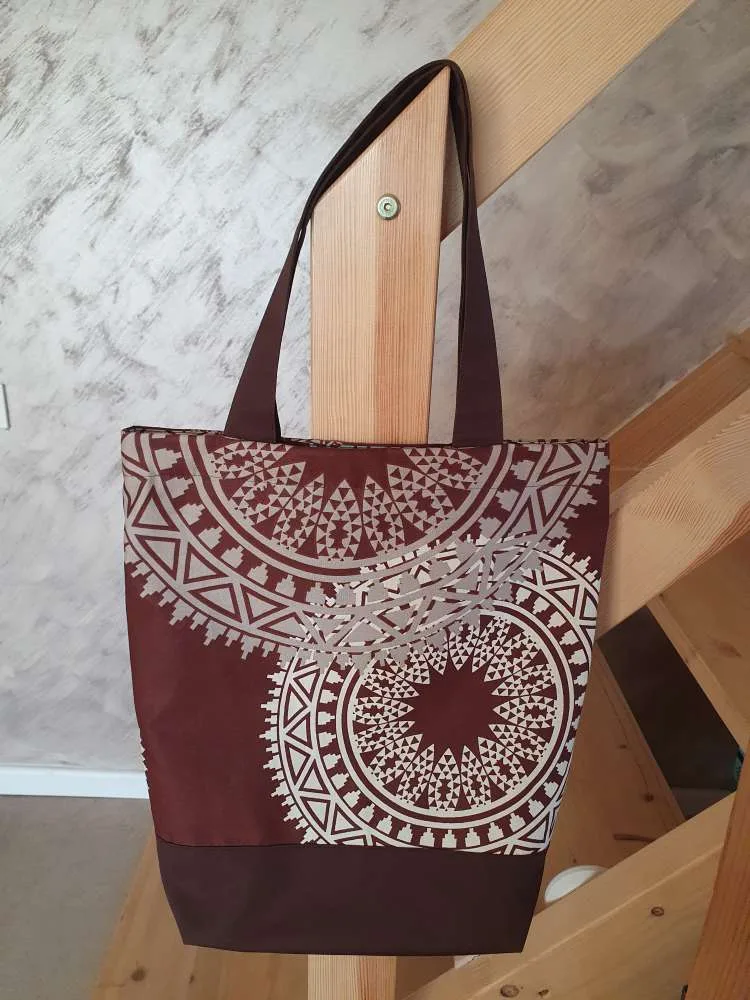 Laisvalaikio rankinė ,36×36 cm, tamsiai ruda spalva su ornamentais