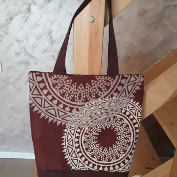 Laisvalaikio rankinė ,36×36 cm, tamsiai ruda spalva su ornamentais