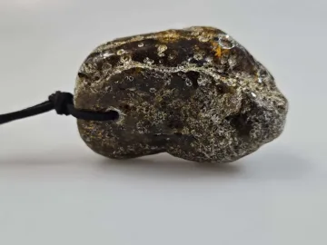 Didelis žalio gintarinis pakabukas neapdirbtas