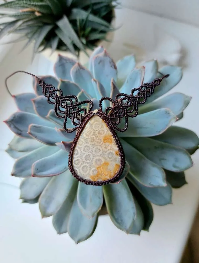 Macrame kaklo papuošalas