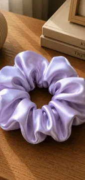 Šviesiai violetinė satino plaukų gumytė – L dydis