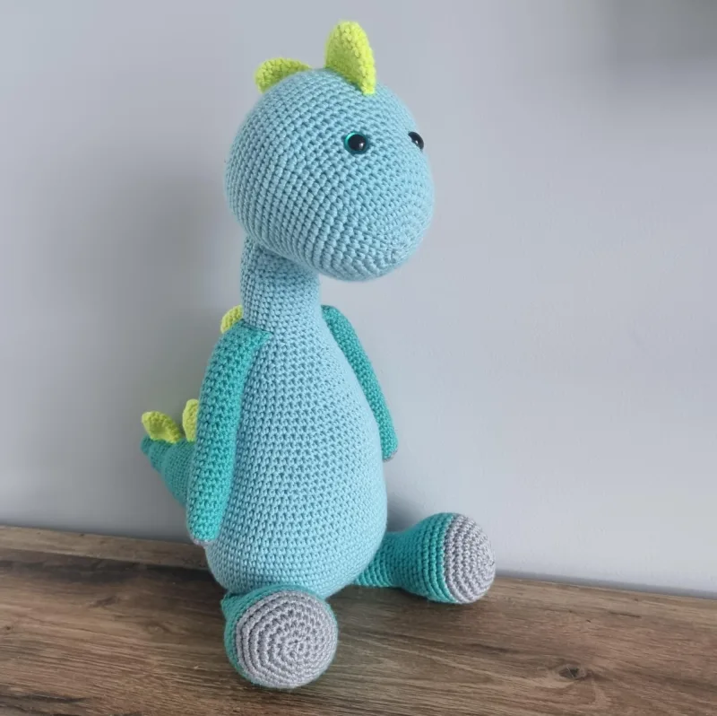 Rankų darbo nertas dinozauriukas Dijus
