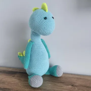 Rankų darbo nertas dinozauriukas Dijus