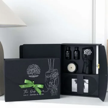 DOVANŲ RINKINYS: Rankų darbo figūrėlė „SHY" su balta gėlyte, 2x20ml buteliukai su FLOWERLAND aromatu, 45g žvakė Wonder Berries kvapo, gipsinis padėkliukas, 2 lazdelių komplektai