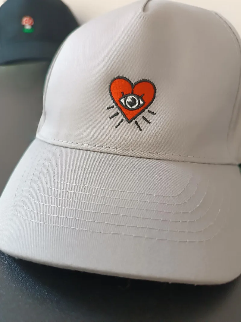 Kepurė su snapeliu ''Širdelė, bitelė, grybukas/musmirė''