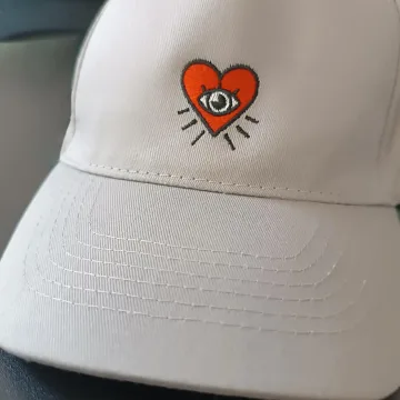 Kepurė su snapeliu ''Širdelė, bitelė, grybukas/musmirė''