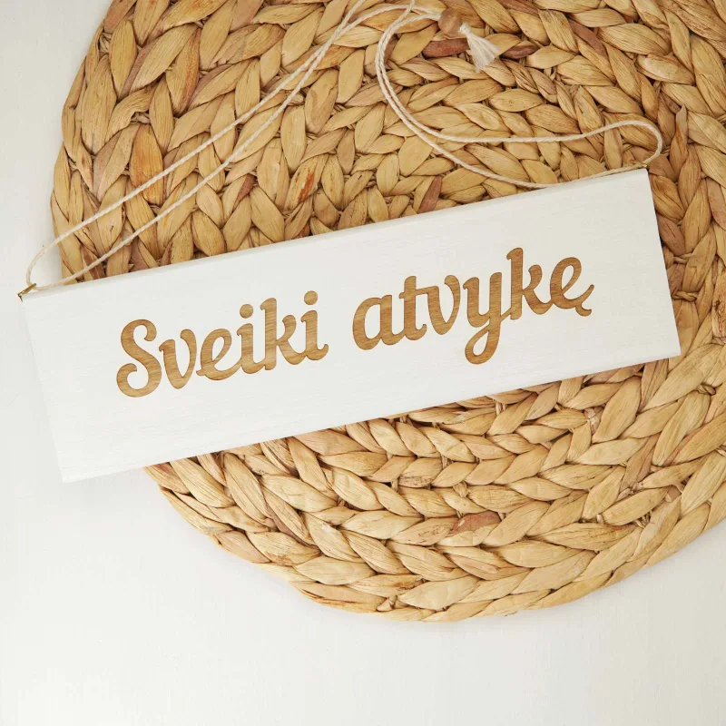 Pakabinama medinė lentelė iškaba Sveiki atvykę · 2