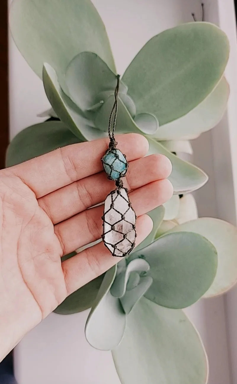 Macrame pakabutis su Kalnų krištolu ir Amazonitu
