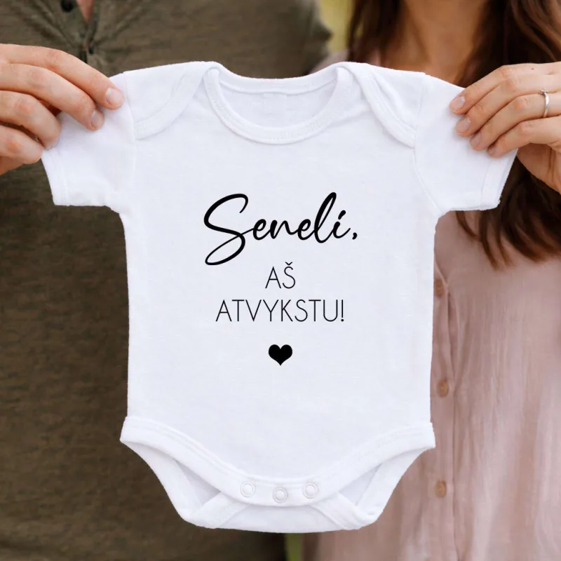 Smėlinukas su žinute „Seneli, aš atvykstu“
