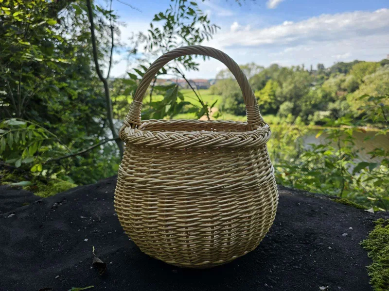 Apvali pintinė su pinta juosta