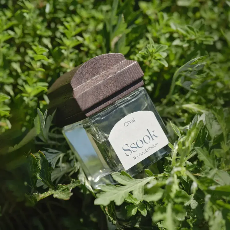 Chwi Ssook Eau De Parfum Young Spring Mugwort – kvepalai su pelynu, šalaviju ir medienos natomis · 3