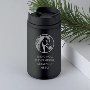Juodas termo puodelis su arkliu „Energingų, ištvermingų, sėkmingų metų“