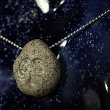 Rankų darbo keramikinis pakabukas „Zodiako ženklas avinas“ su sidabrine grandinėle
