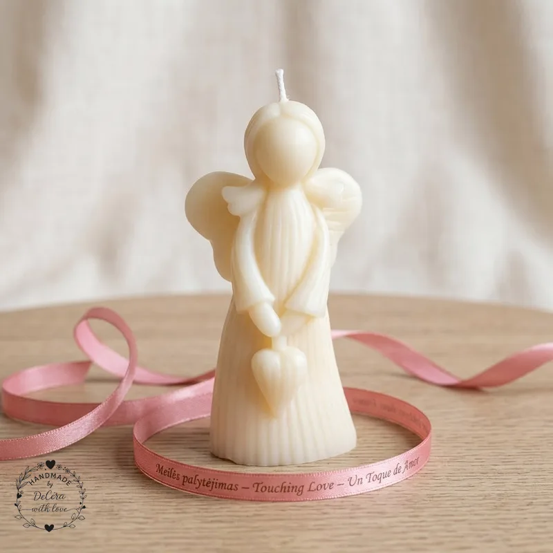 Rankų darbo sojų vaško žvakė „Angelas su širdele“ · 1
