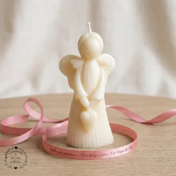Rankų darbo sojų vaško žvakė „Angelas su širdele“