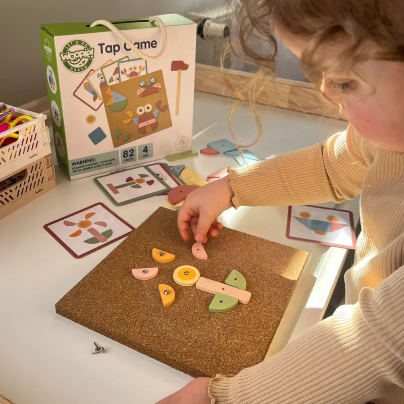Medinė dėlionė vinis su plaktuku WOOPIE GREEN, 20 modelių 82 el. · 2