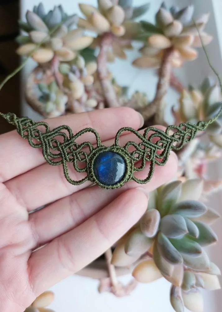 Macrame rankų darbo pakabutis su Labradoritu