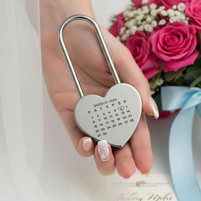 Graviruota sidabrinė spyna vestuvėms – personalizuota dovana vestuvių proga