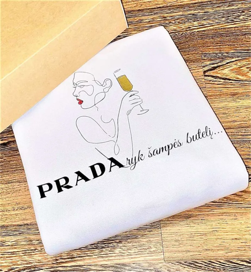 Džemperis be gobtuvo: PRADAryk šampės butelį...
