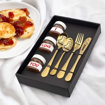 Kalėdinė dovana vaikams – graviruoti stalo įrankiai su 3 Nutella indeliais