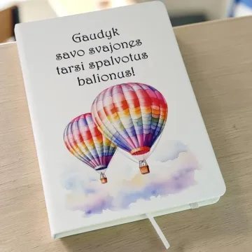 Balta užrašų knygutė „Gaudyk savo svajones tarsi spalvotus balionus“