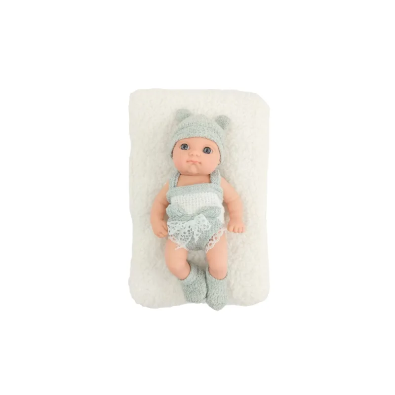 Lėlė kūdikis su antklode, baltais ir pilkais drabužėliais, kepurė 18 cm · 2