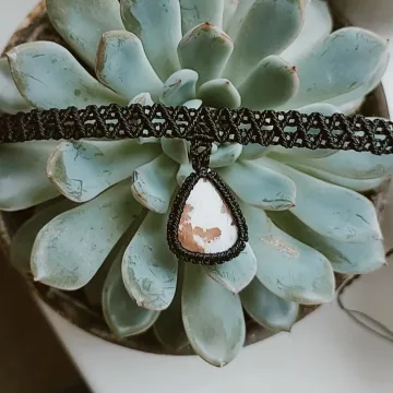 Macrame čokeris su Skolecito akmeniu